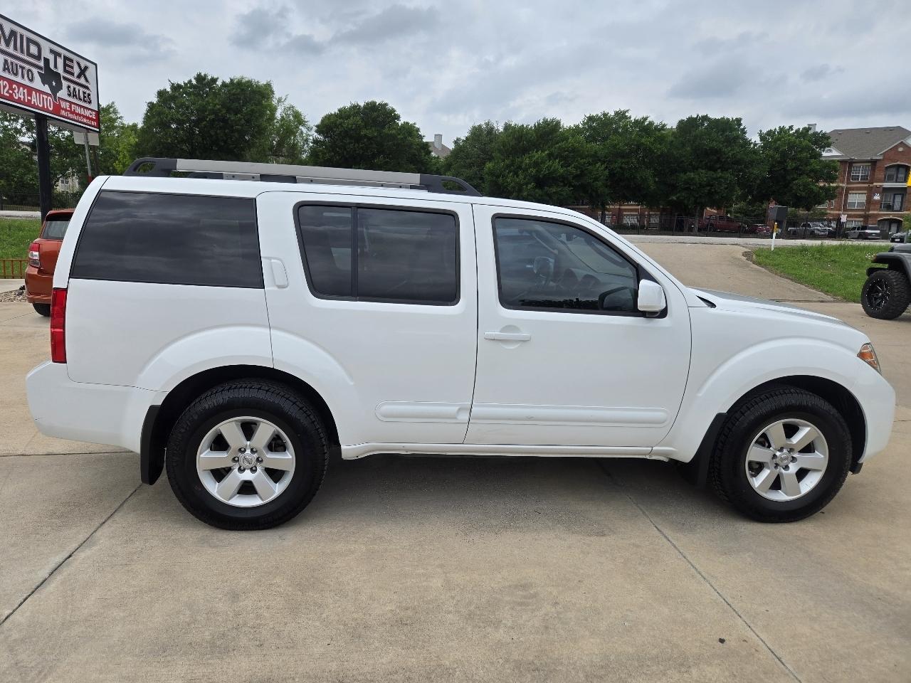 Nissan Pathfinder 2WD 4dr V6 SV 2011