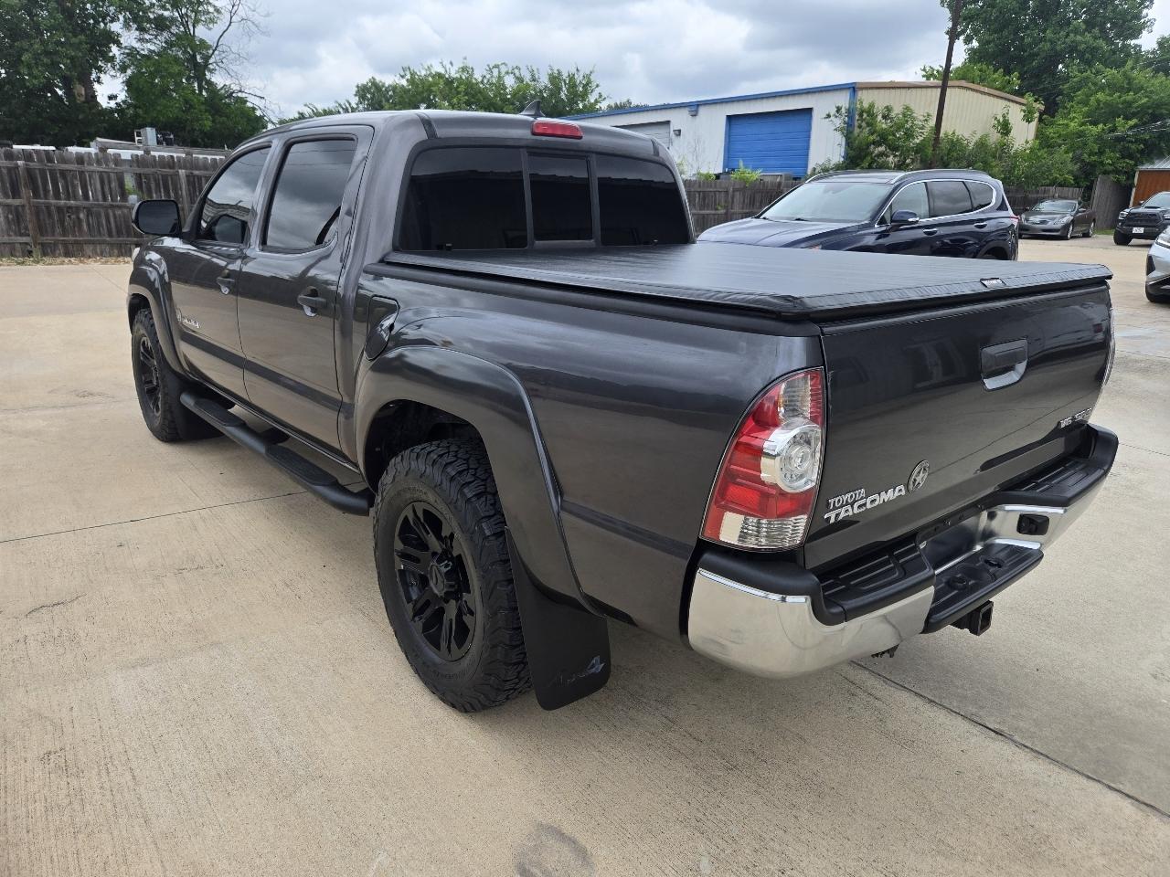 Toyota Tacoma 4WD Double Cab V6 AT (Natl) 2015