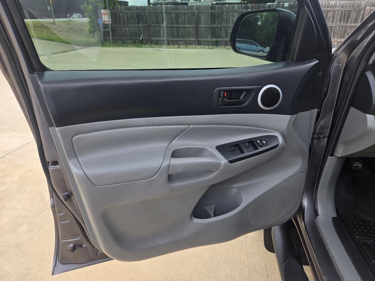 Toyota Tacoma 4WD Double Cab V6 AT (Natl) 2015