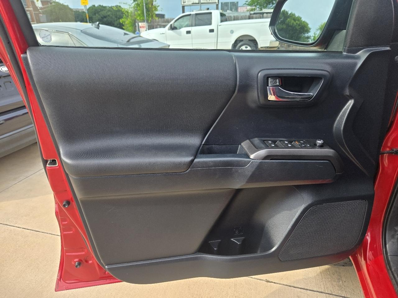 Toyota Tacoma SR5 Double Cab 5' Bed V6 4x4 AT (Natl) 2017