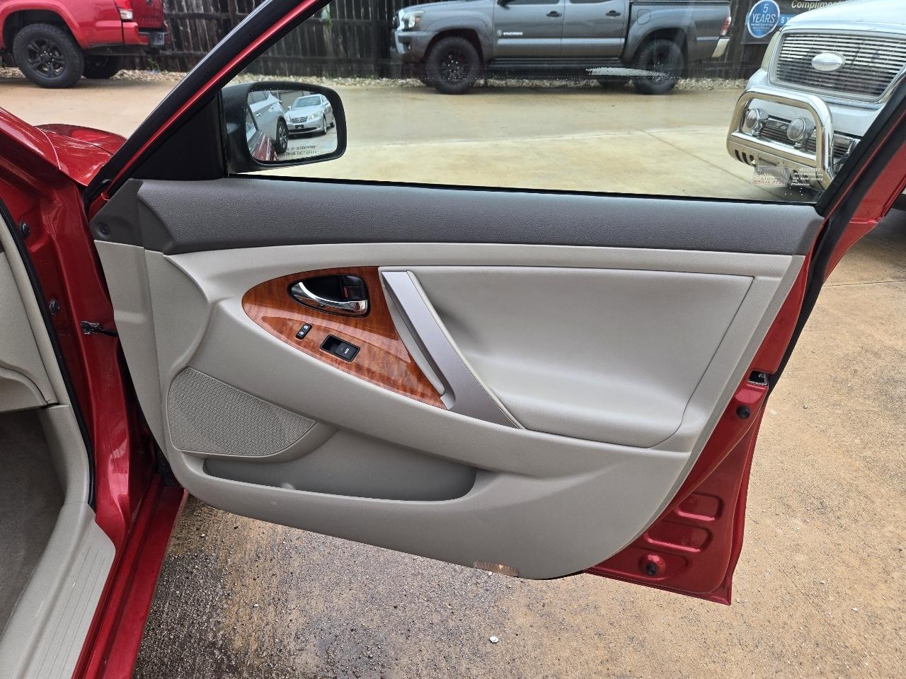 Toyota Camry 4dr Sdn XLE V6 Auto 2011
