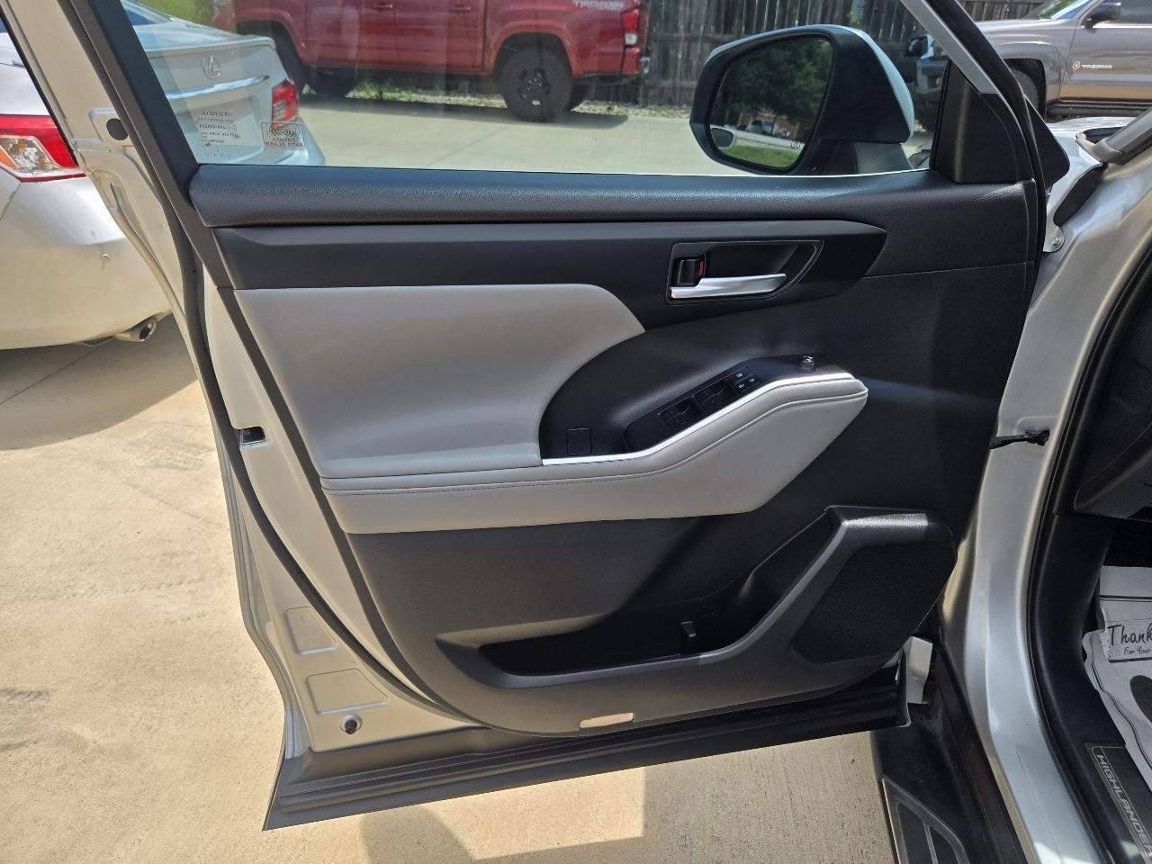 Toyota Highlander Hybrid XLE AWD (Natl) 2020