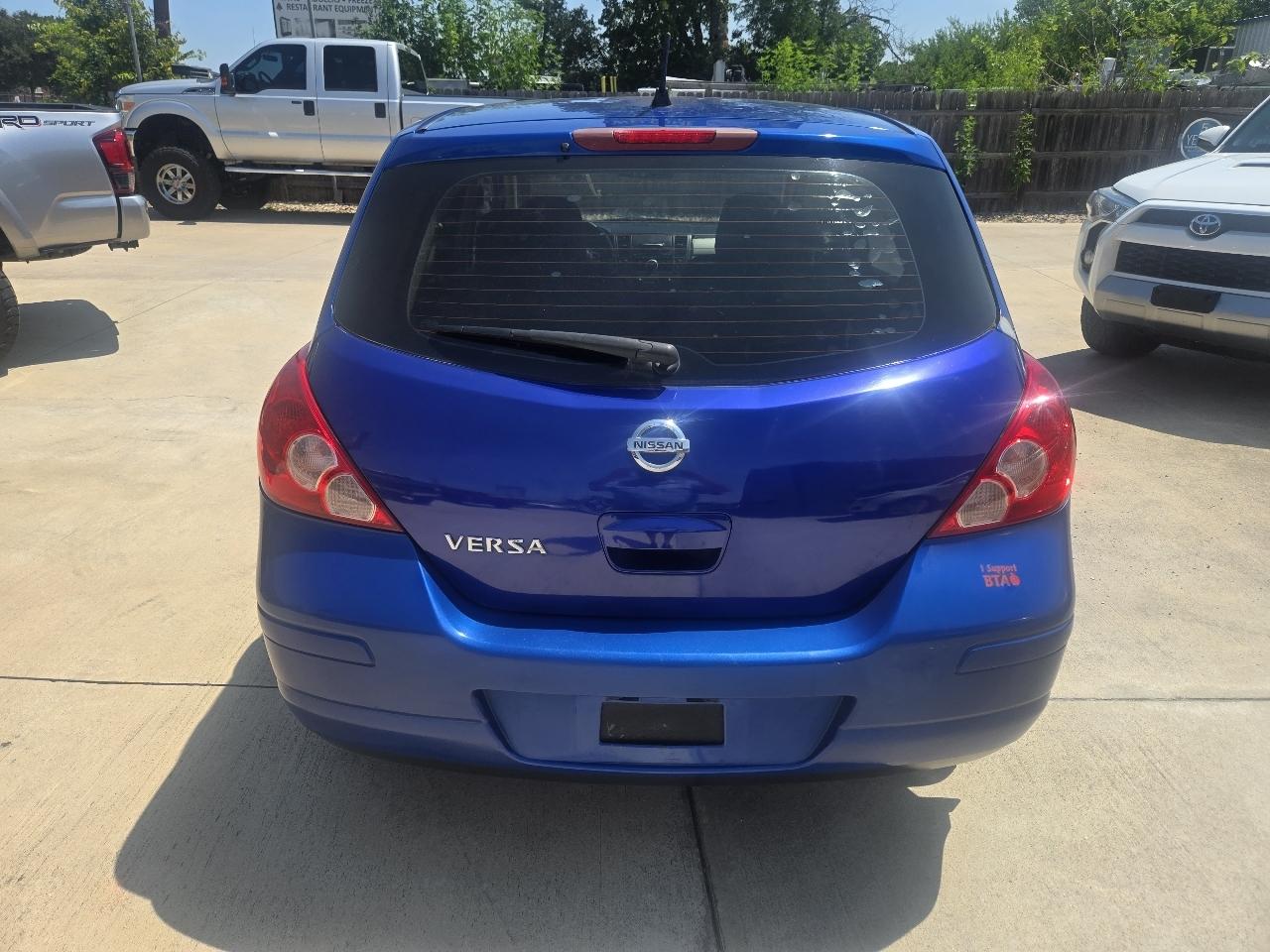 Nissan Versa 5dr HB I4 Auto 1.8 S 2011