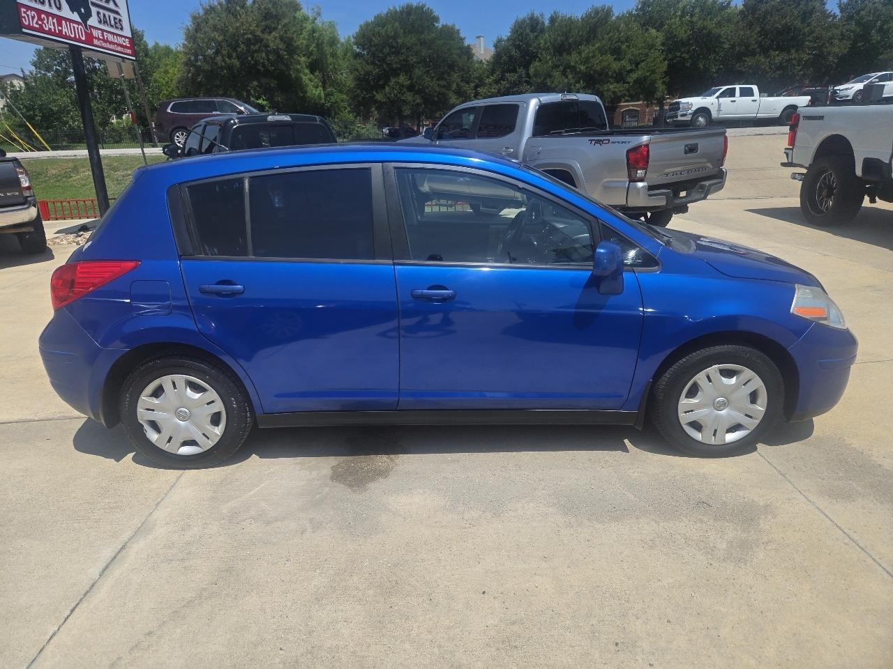 Nissan Versa 5dr HB I4 Auto 1.8 S 2011