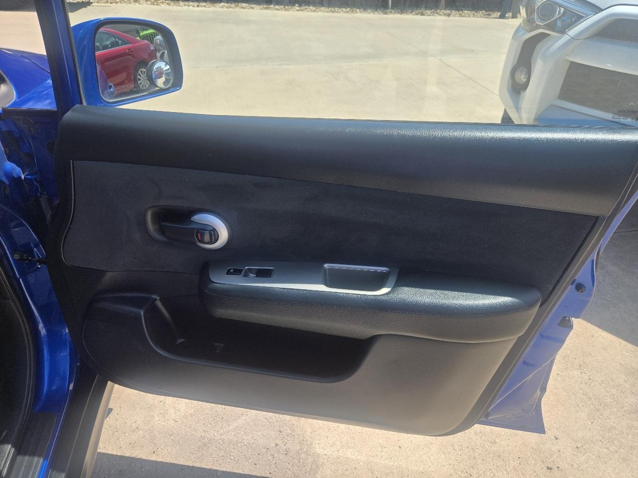 Nissan Versa 5dr HB I4 Auto 1.8 S 2011