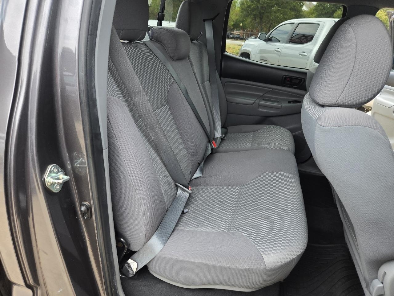 Toyota Tacoma 4WD Double Cab V6 AT (Natl) 2015