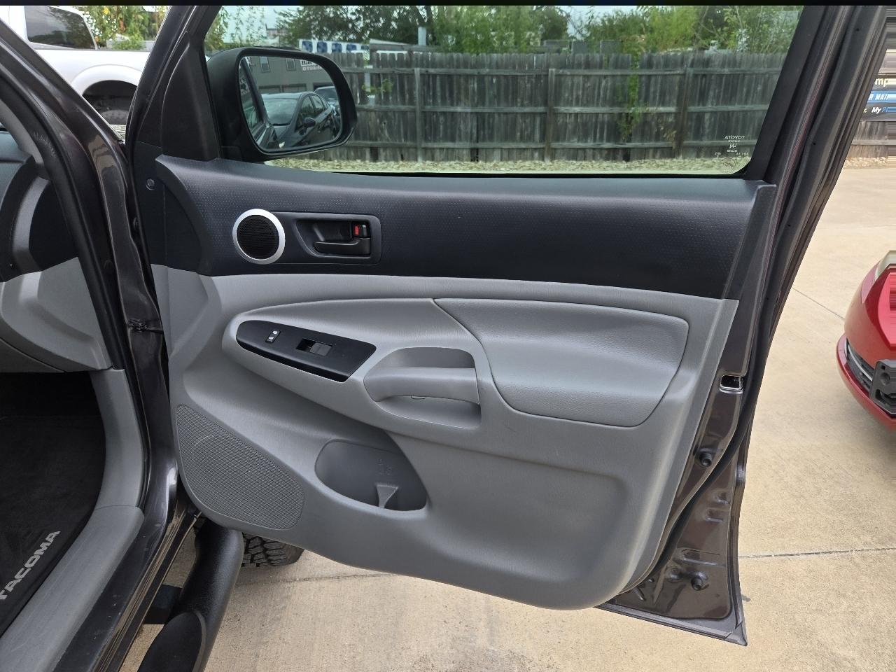 Toyota Tacoma 4WD Double Cab V6 AT (Natl) 2015