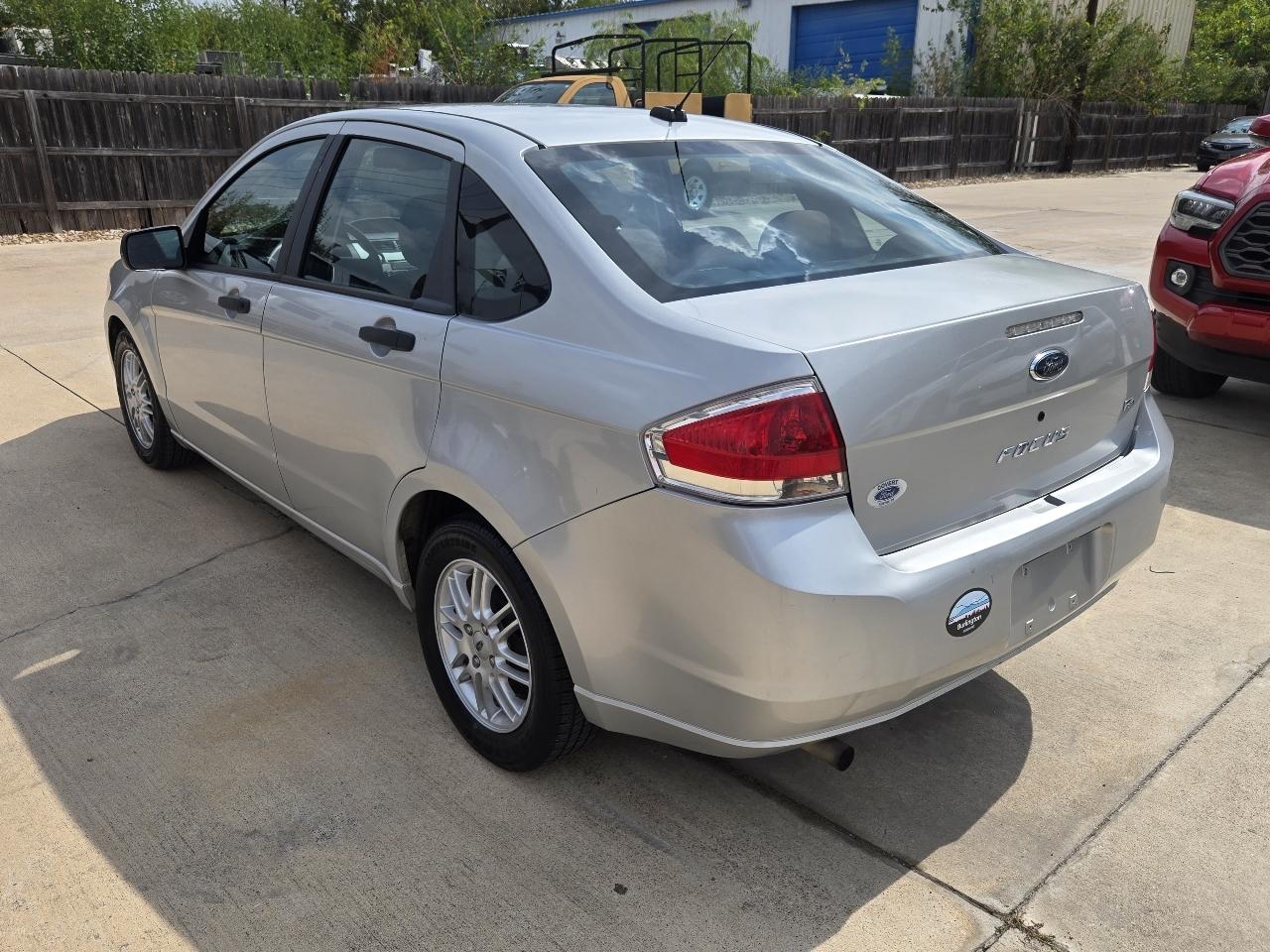 Ford Focus 4dr Sdn SE 2009