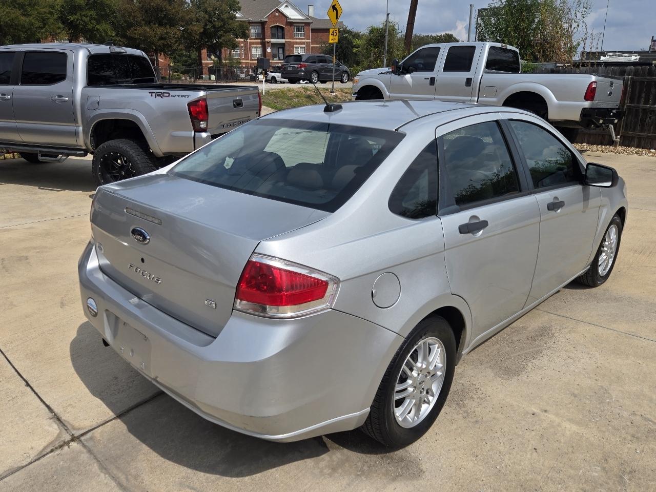 Ford Focus 4dr Sdn SE 2009