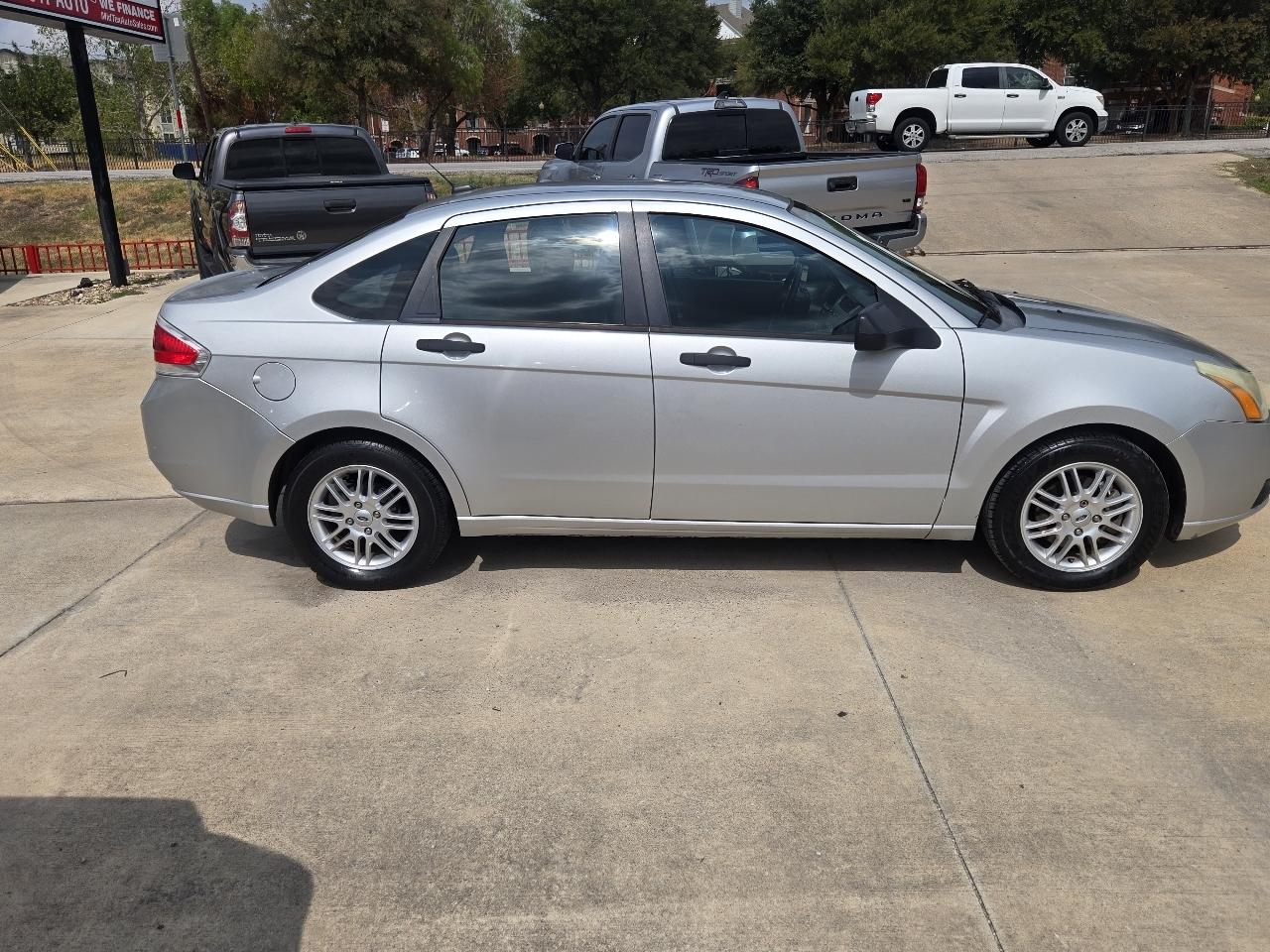Ford Focus 4dr Sdn SE 2009
