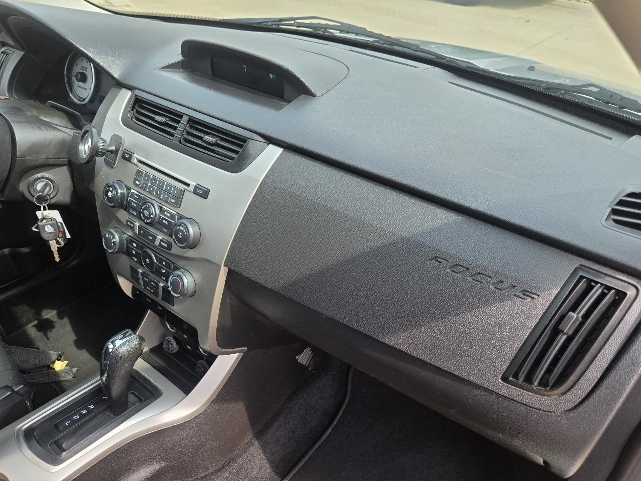 Ford Focus 4dr Sdn SE 2009
