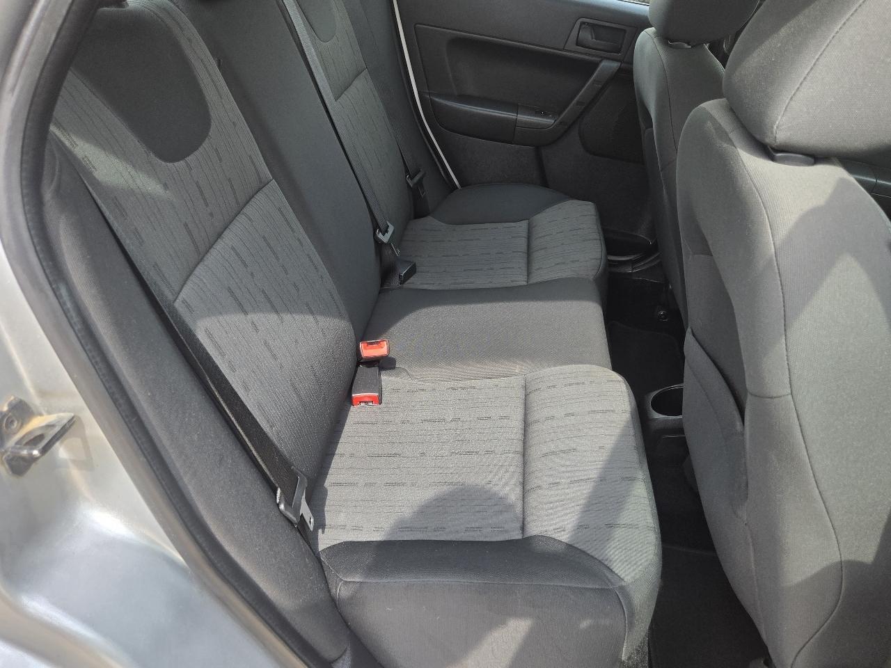 Ford Focus 4dr Sdn SE 2009