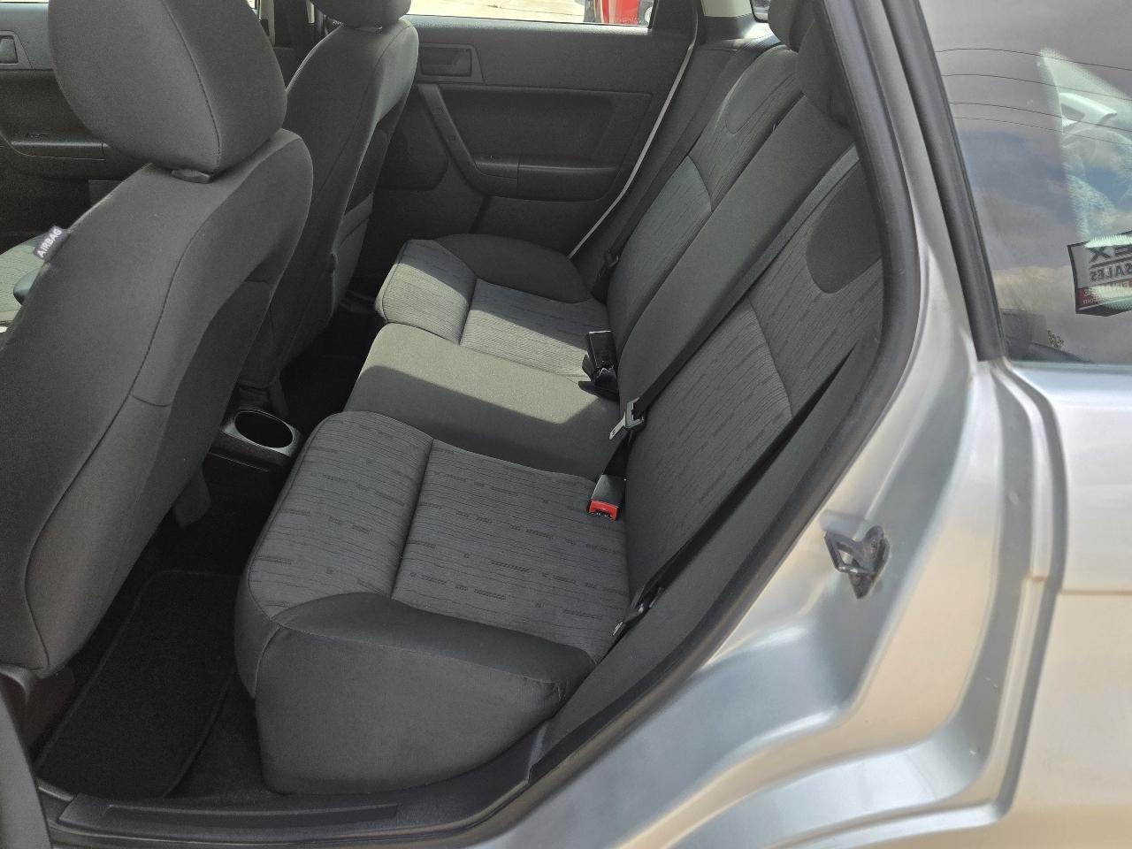 Ford Focus 4dr Sdn SE 2009