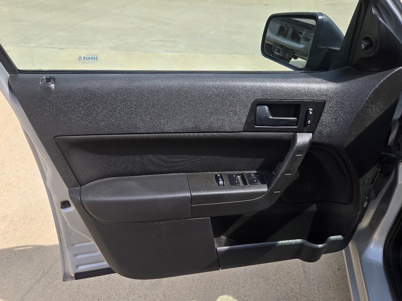 Ford Focus 4dr Sdn SE 2009