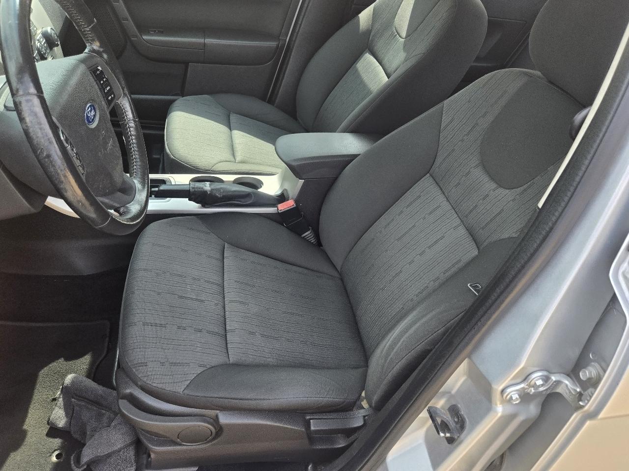 Ford Focus 4dr Sdn SE 2009