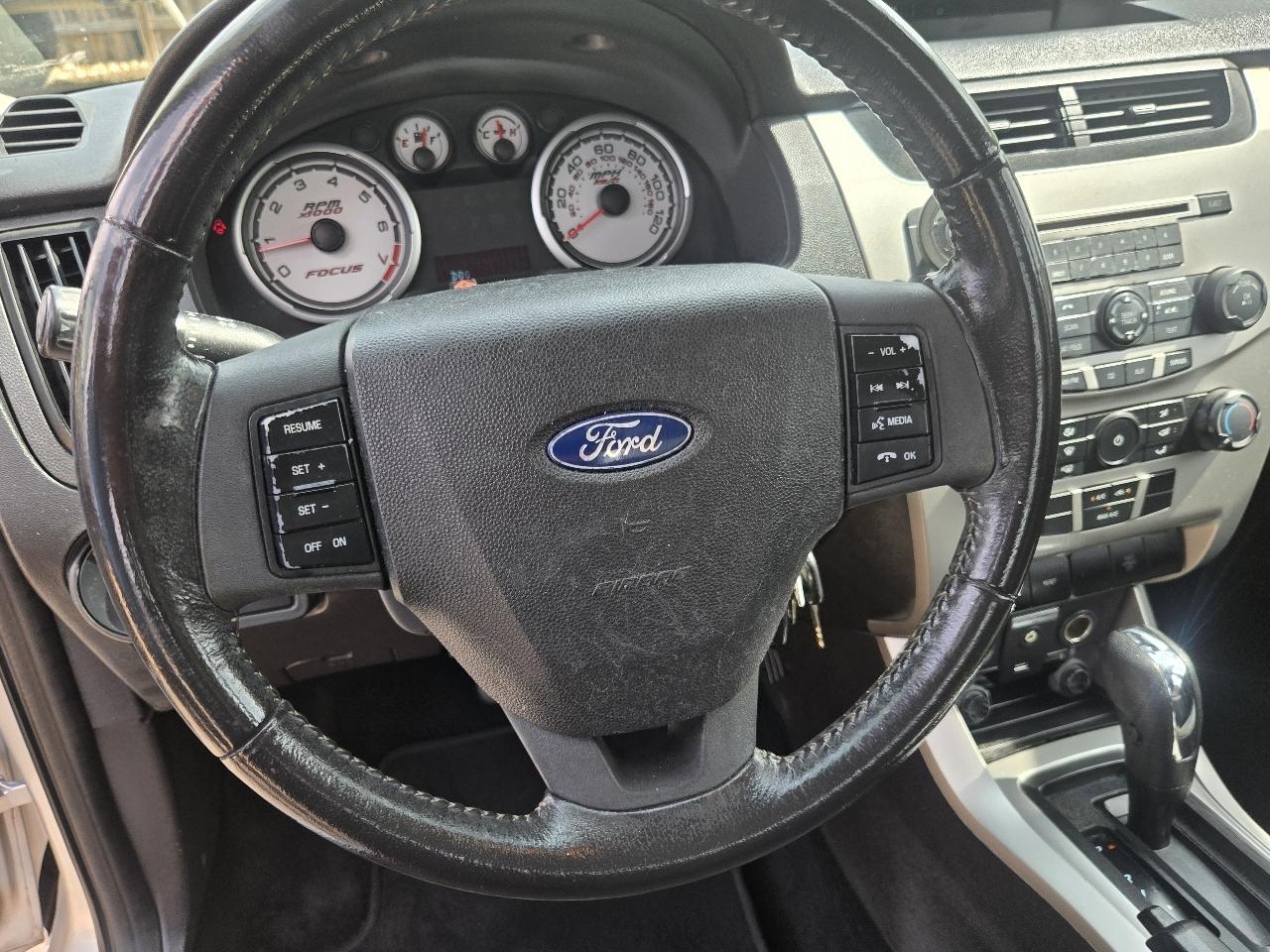 Ford Focus 4dr Sdn SE 2009