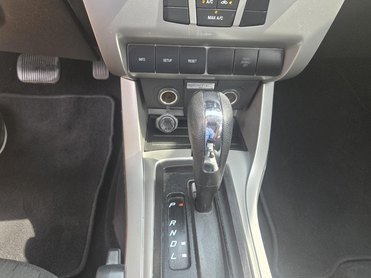 Ford Focus 4dr Sdn SE 2009