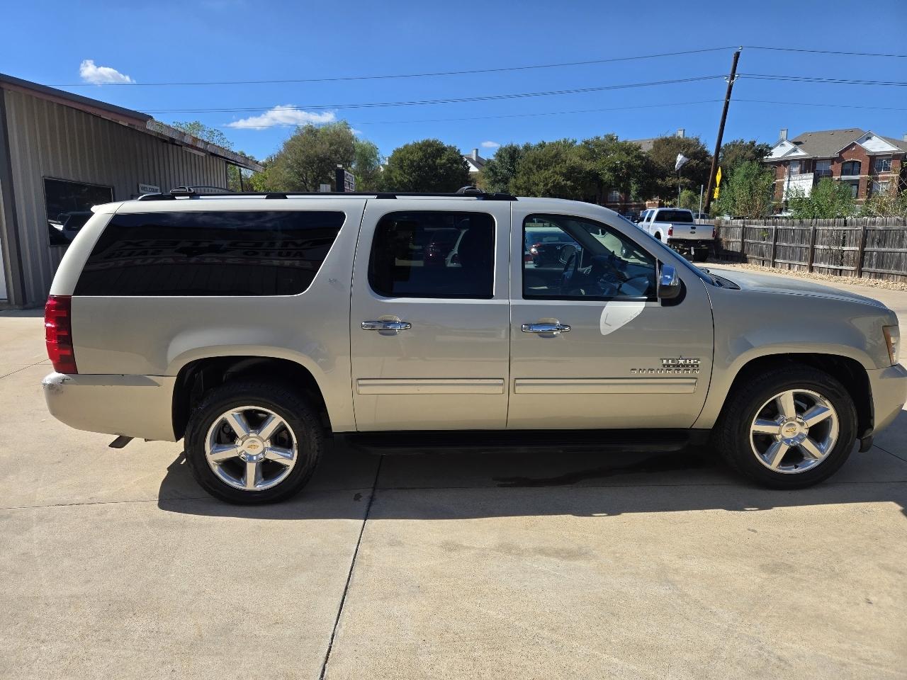 Chevrolet Suburban 2WD 4dr LT 2014