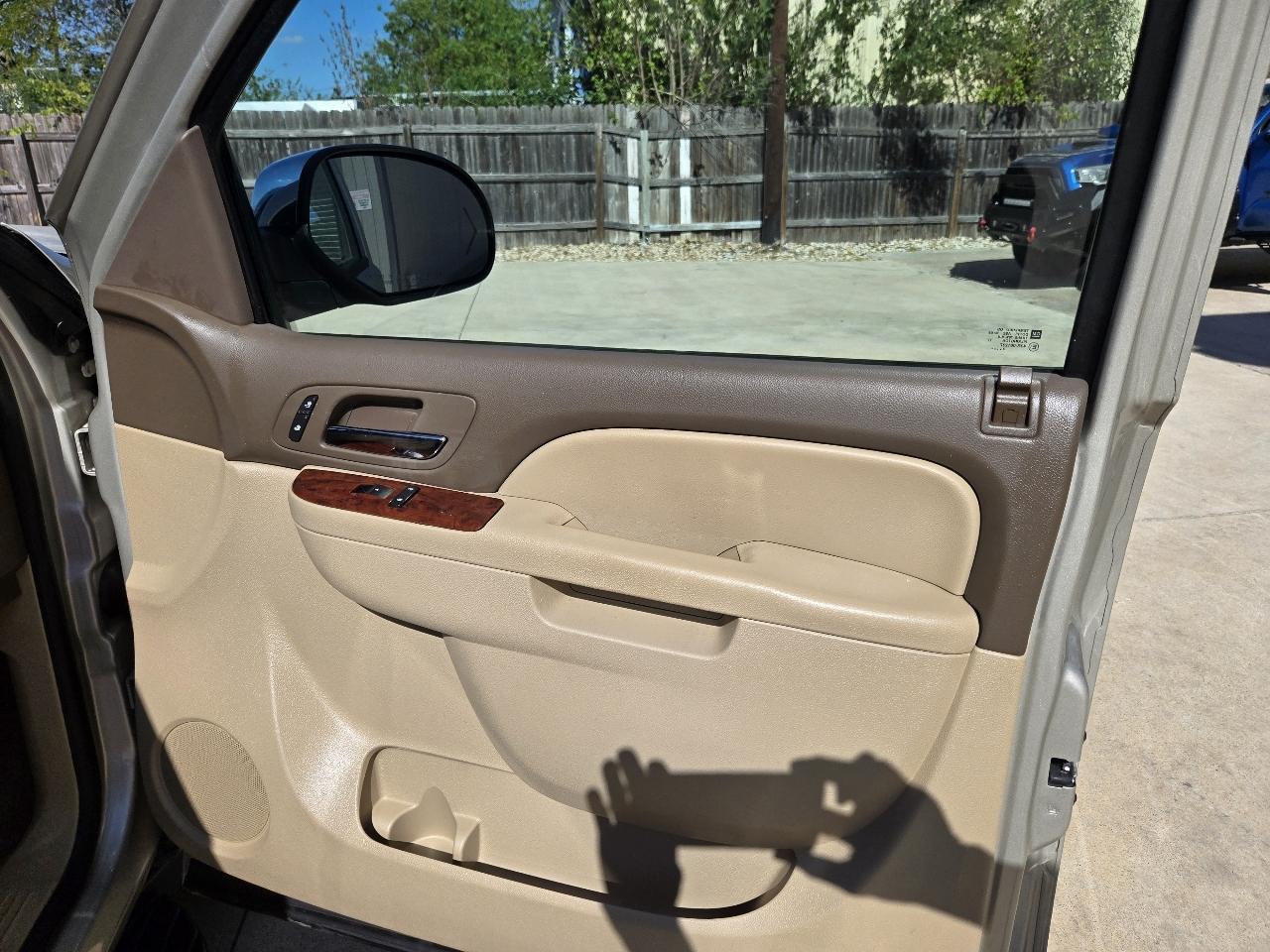 Chevrolet Suburban 2WD 4dr LT 2014
