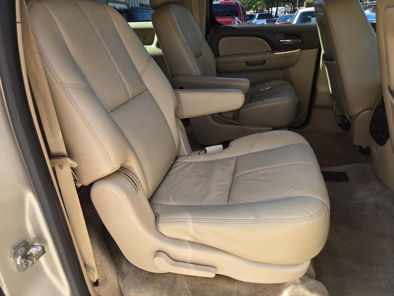 Chevrolet Suburban 2WD 4dr LT 2014
