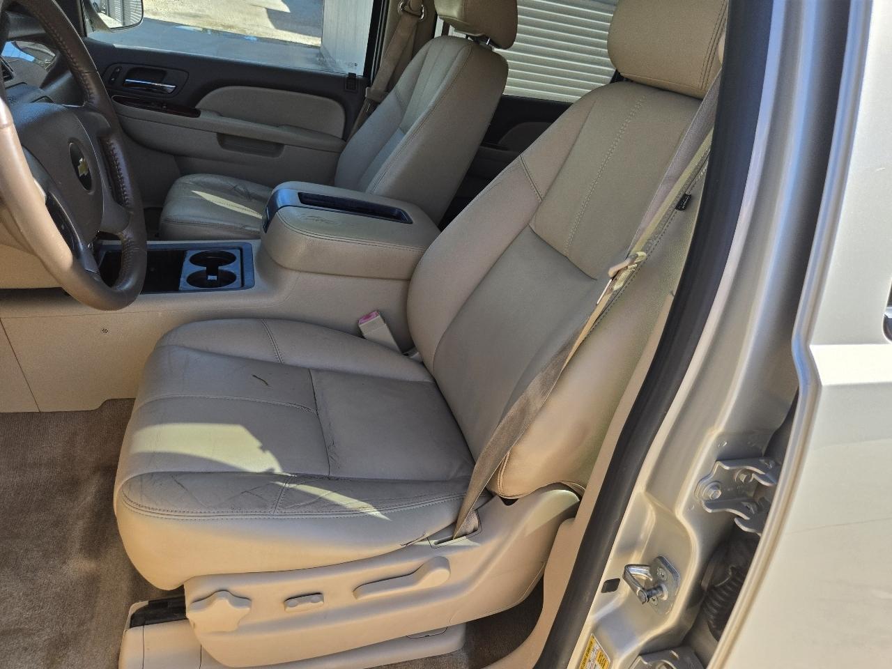 Chevrolet Suburban 2WD 4dr LT 2014