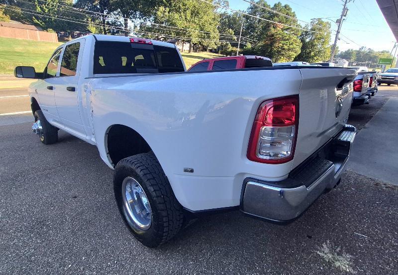 RAM 3500 Tradesman Crew Cab 4WD DRW 2022