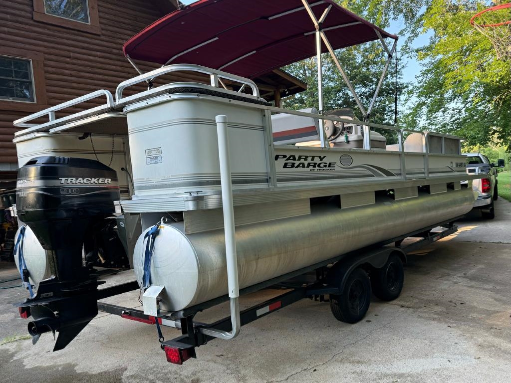 Sun Tracker Pontoon  2001