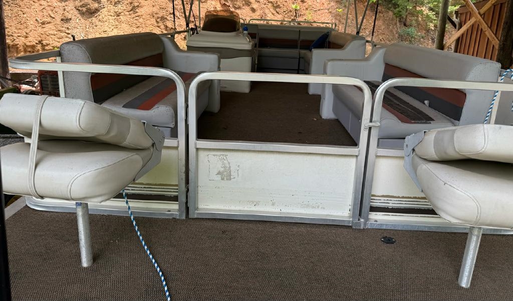 Sun Tracker Pontoon  2001