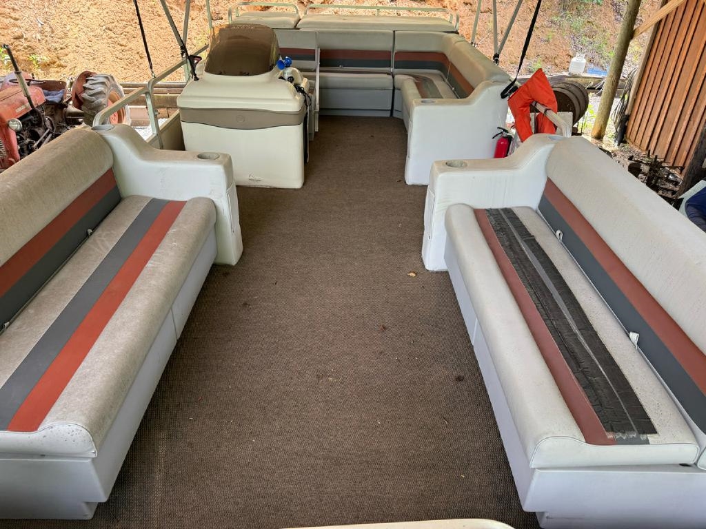 Sun Tracker Pontoon  2001