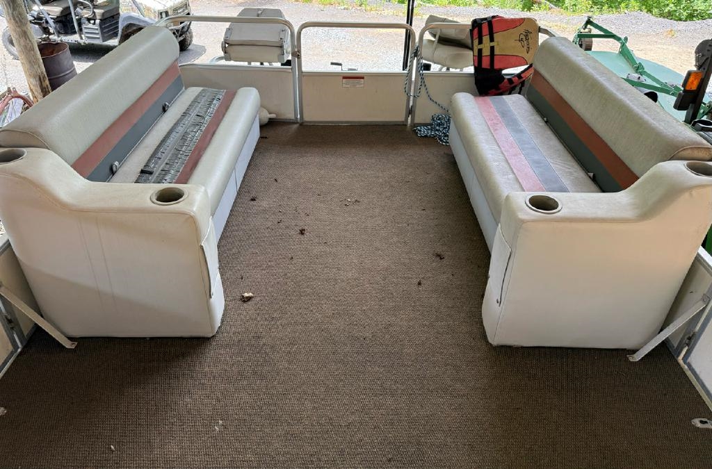 Sun Tracker Pontoon  2001