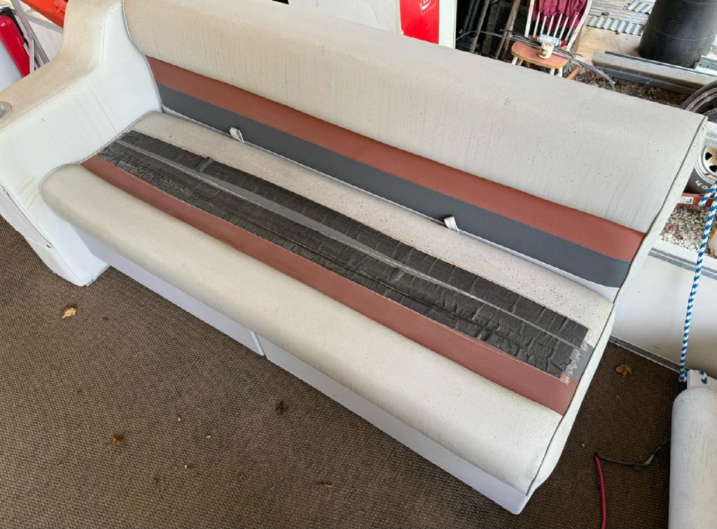 Sun Tracker Pontoon  2001