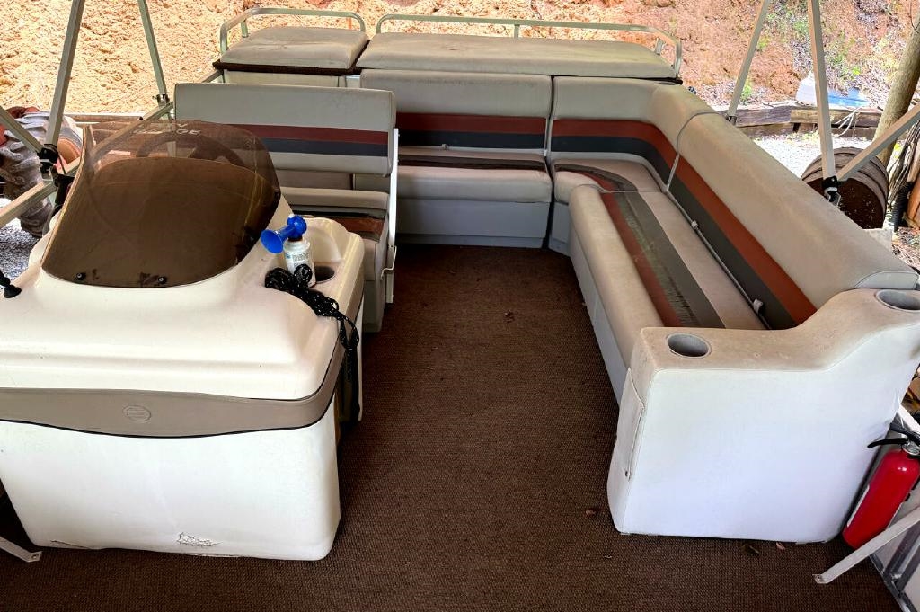 Sun Tracker Pontoon  2001