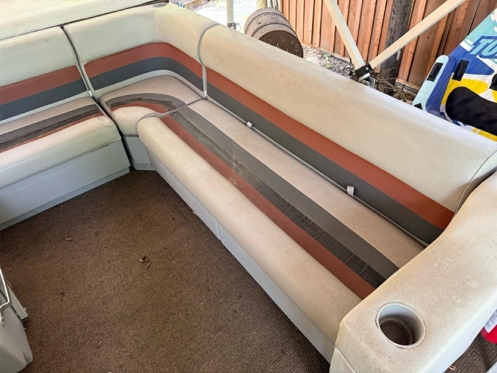 Sun Tracker Pontoon  2001