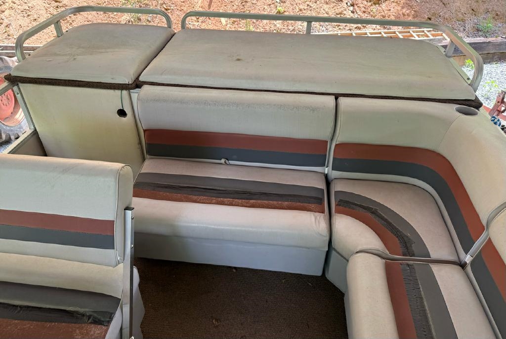 Sun Tracker Pontoon  2001