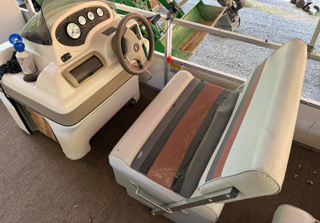 Sun Tracker Pontoon  2001