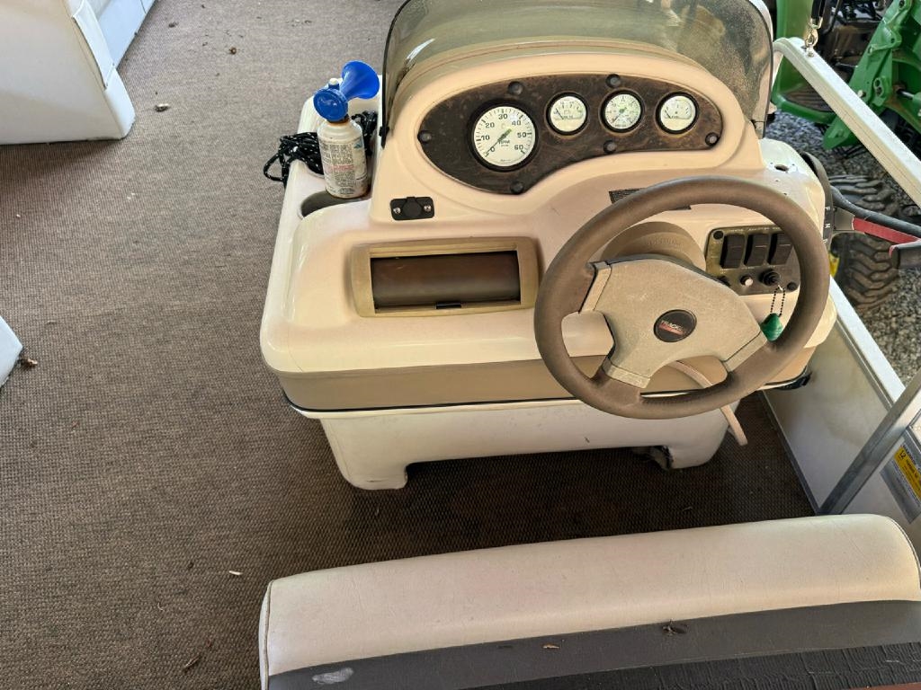 Sun Tracker Pontoon  2001