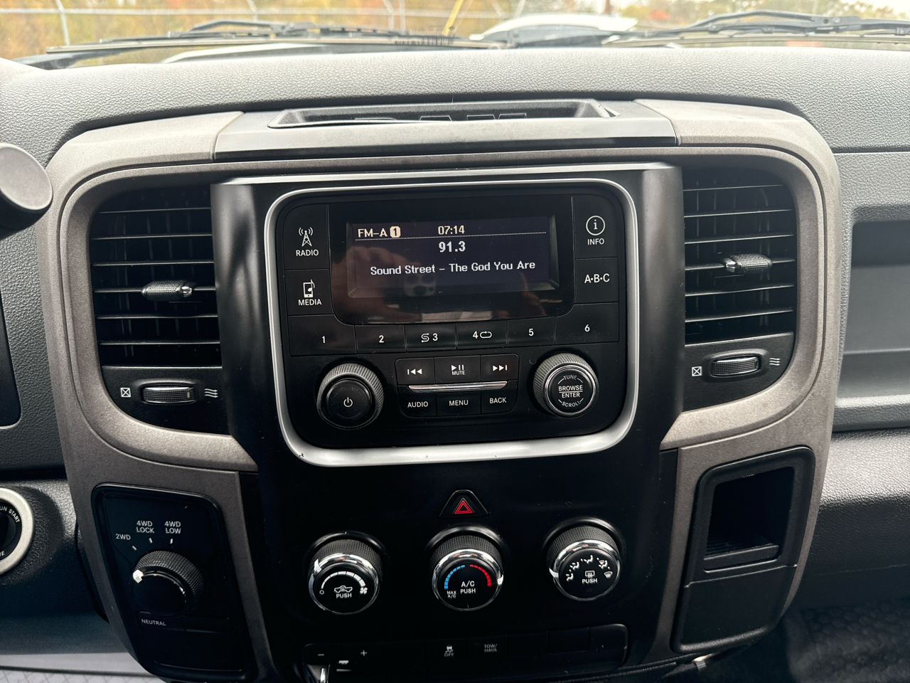 RAM 1500 ST Quad Cab 4WD 2014 RAM 1500 ST Quad Cab 4WD 2014