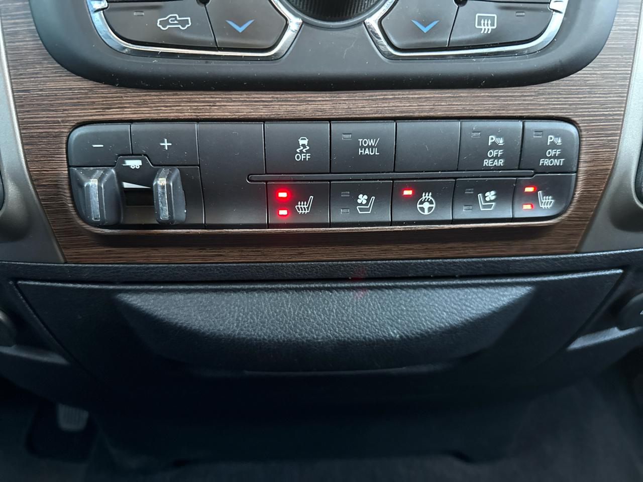 RAM 3500 Laramie 4x4 Crew Cab 6'4" Box 2017