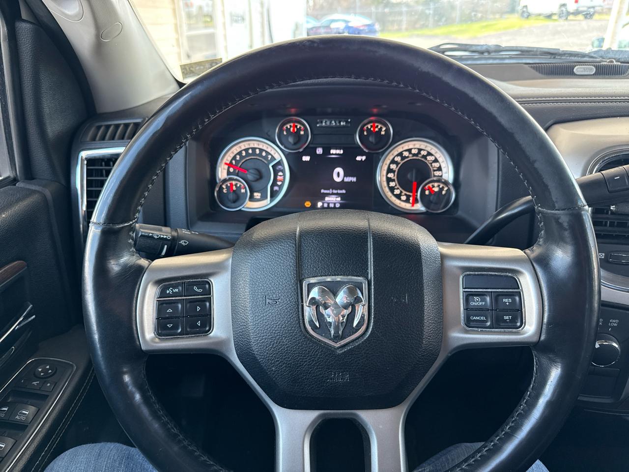 RAM 3500 Laramie 4x4 Crew Cab 6'4" Box 2017