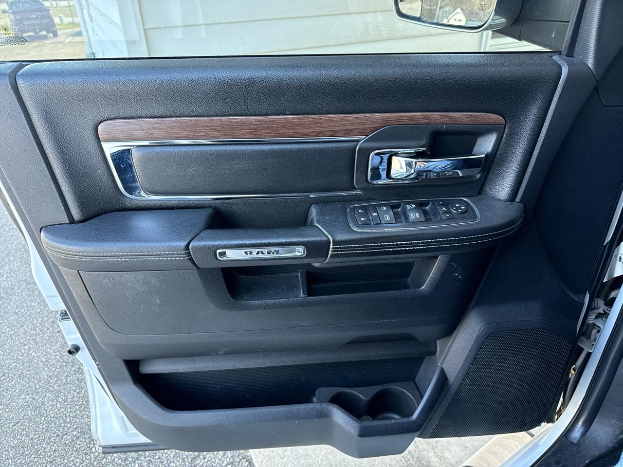 RAM 3500 Laramie 4x4 Crew Cab 6'4" Box 2017