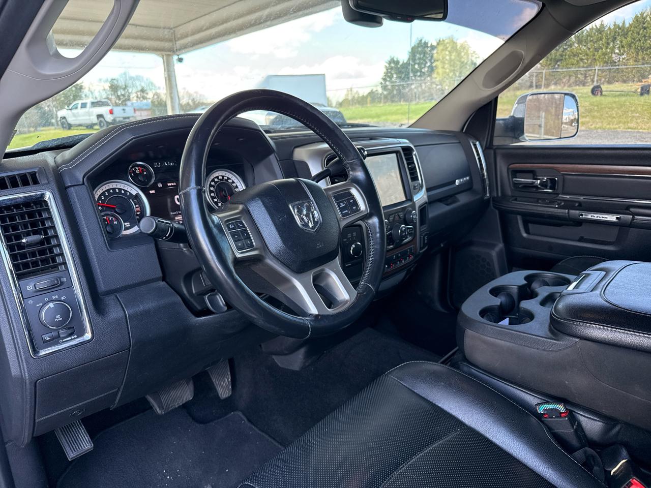 RAM 3500 Laramie 4x4 Crew Cab 6'4" Box 2017