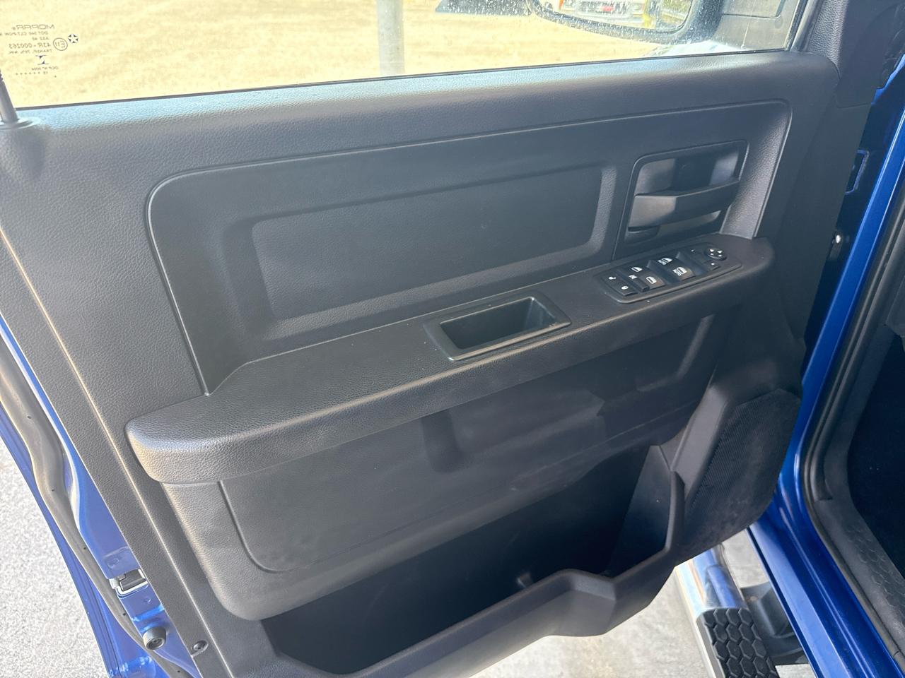 RAM 1500 Tradesman Crew Cab SWB 4WD 2016