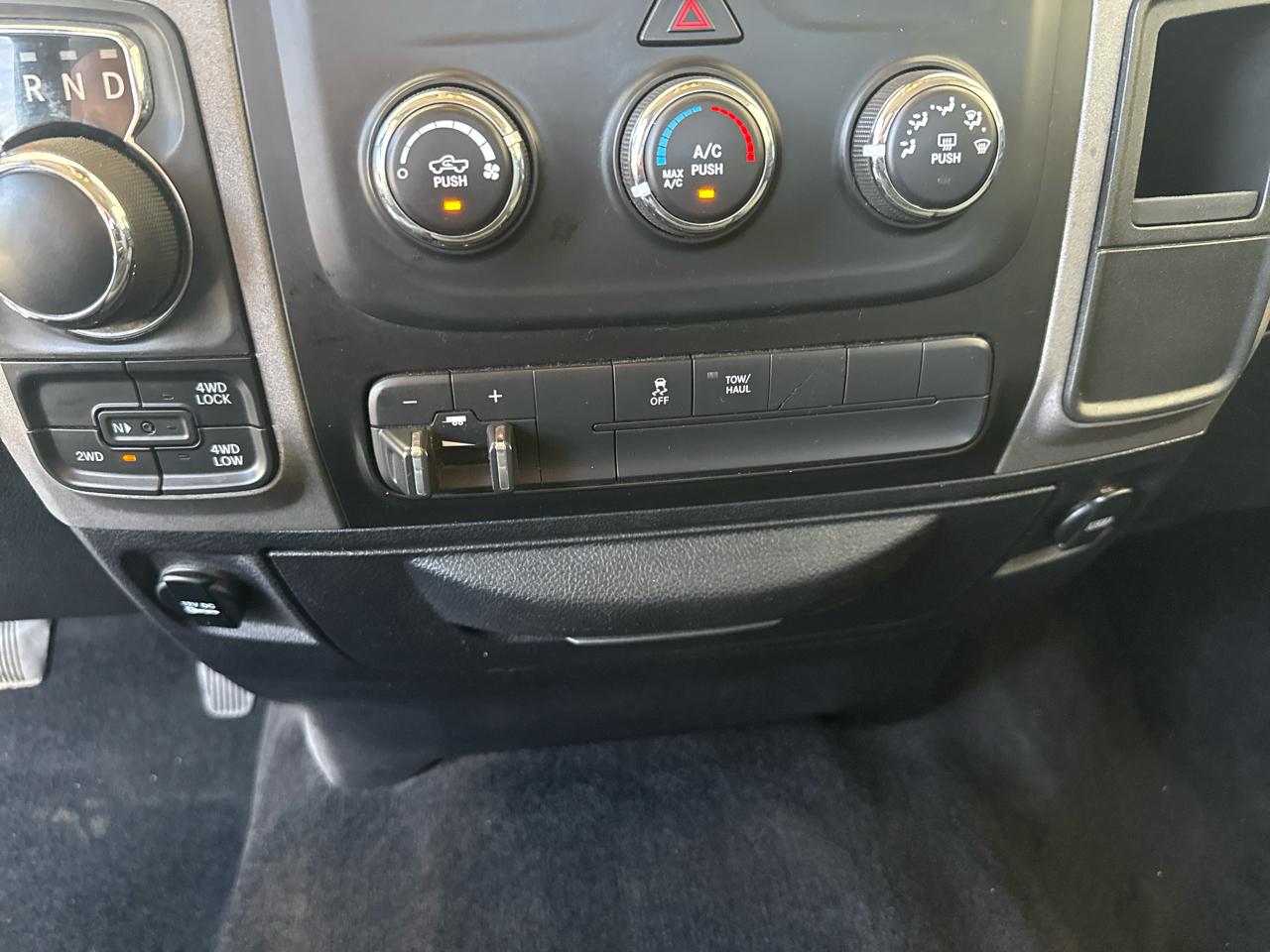 RAM 1500 Tradesman Crew Cab SWB 4WD 2016