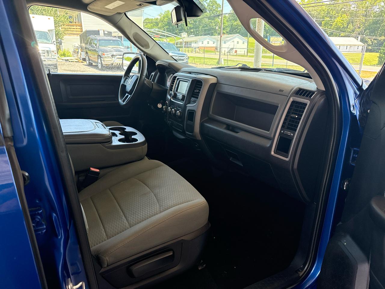 RAM 1500 Tradesman Crew Cab SWB 4WD 2016