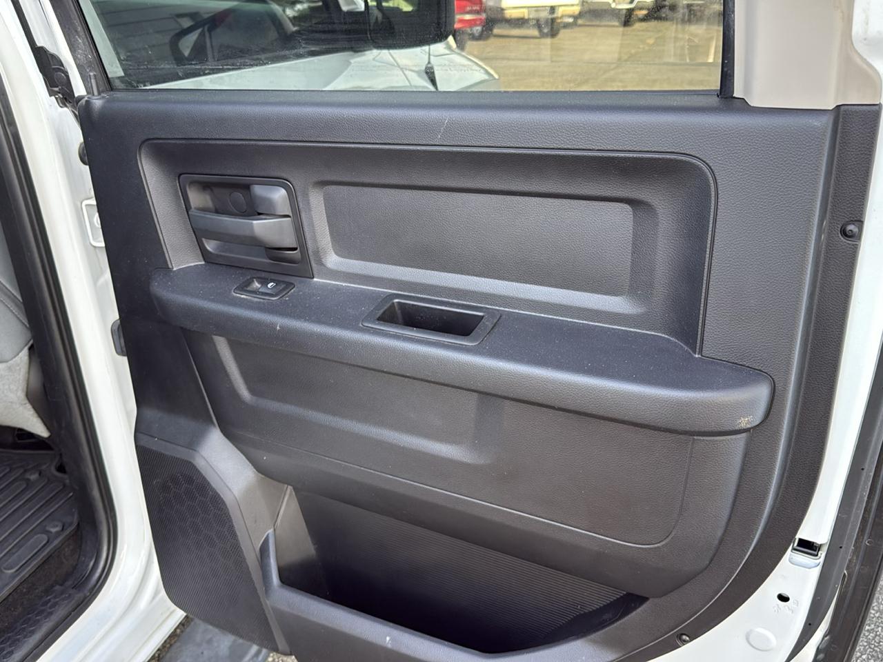 RAM 1500 Tradesman Crew Cab SWB 4WD 2016