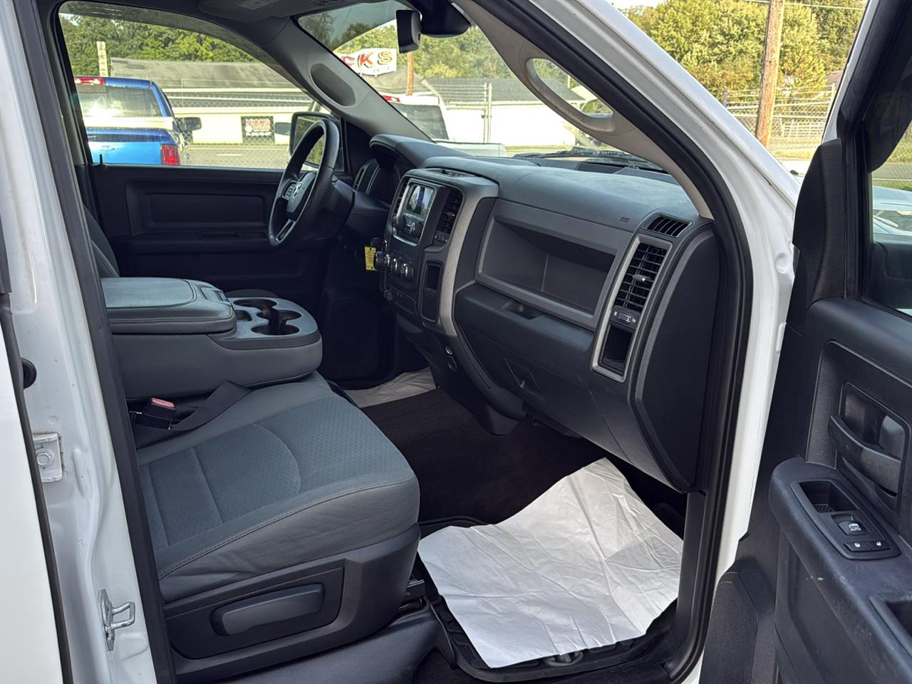 RAM 1500 Tradesman Crew Cab SWB 4WD 2016