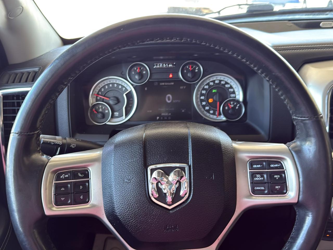 RAM 1500 Laramie Crew Cab SWB 4WD 2015