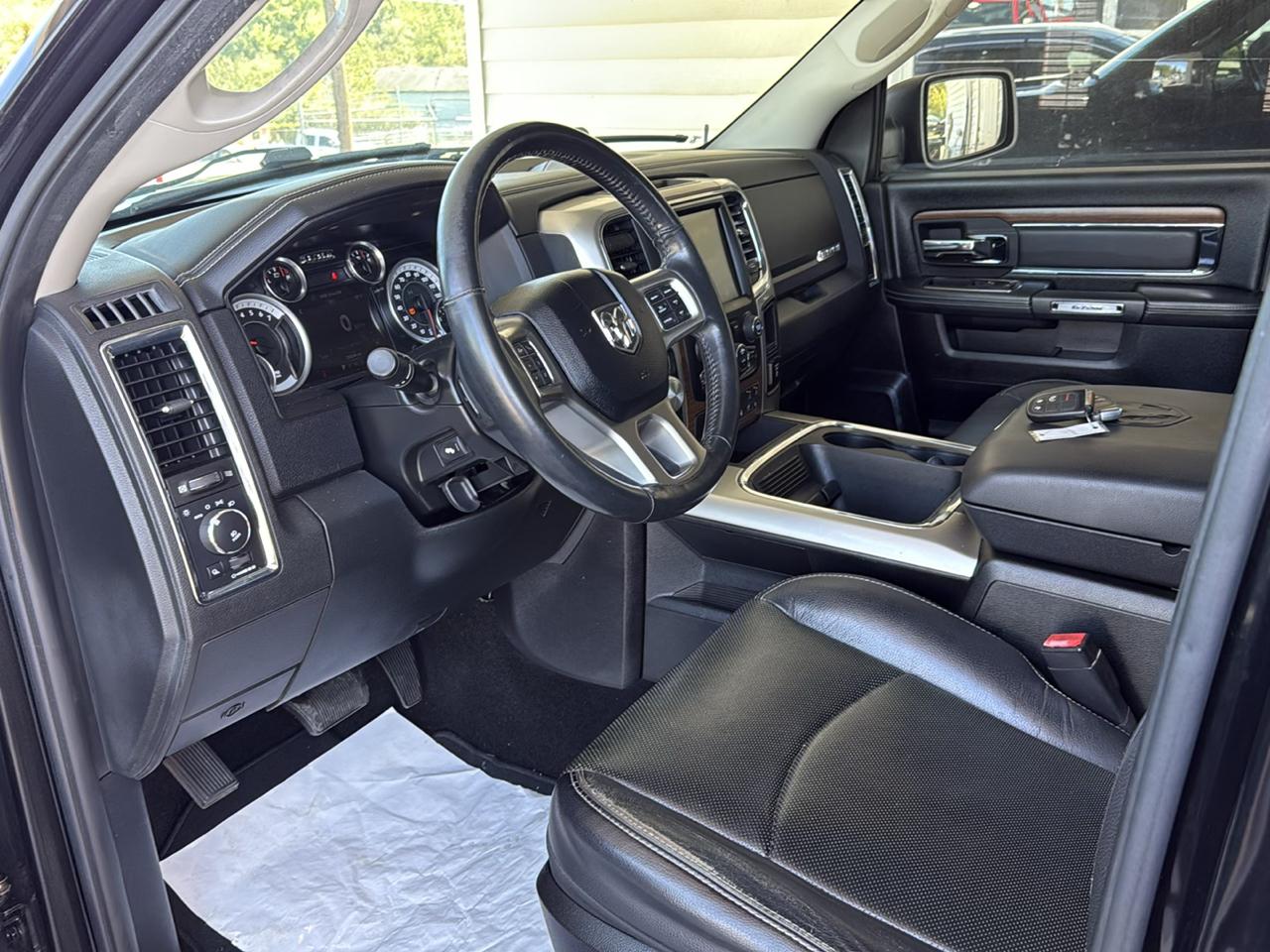 RAM 1500 Laramie Crew Cab SWB 4WD 2015