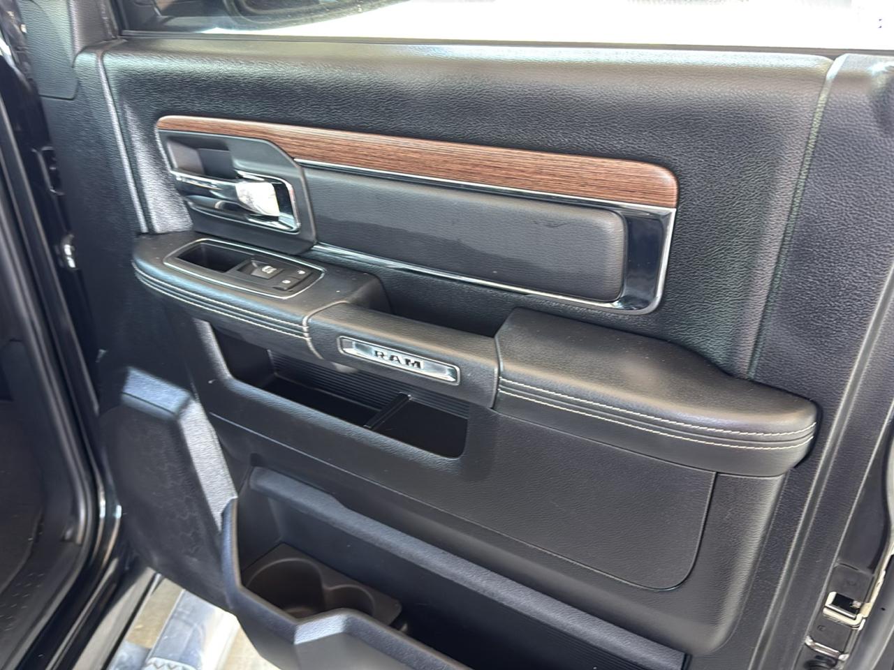 RAM 1500 Laramie Crew Cab SWB 4WD 2015