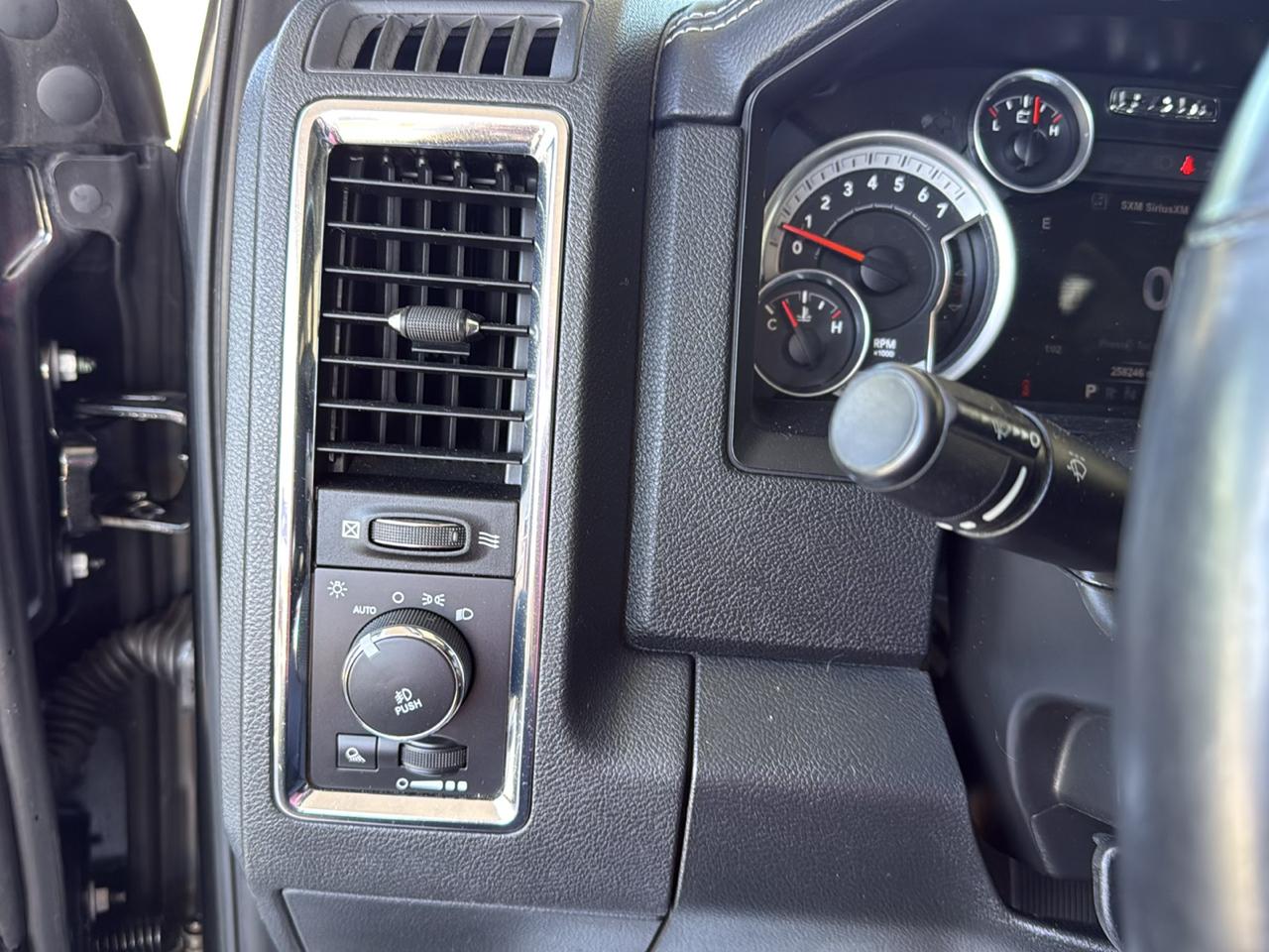 RAM 1500 Laramie Crew Cab SWB 4WD 2015